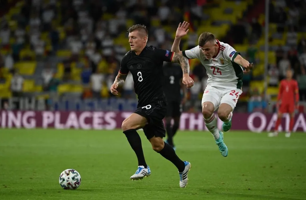 Toni Kroos legutóbb a 2021-es Eb-n játszott a mieink ellen (2-2), itt Schön Szabolcs elől vitte el a labdát