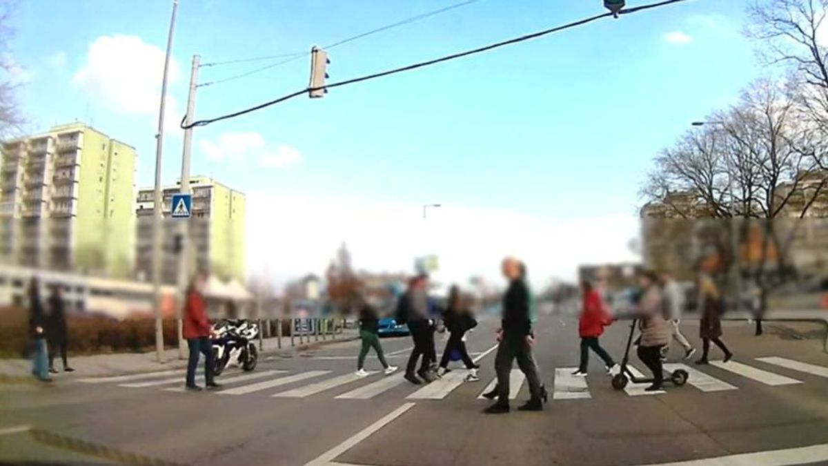 Tömegbe hajtott egy motoros Budapesten - helyszíni videó