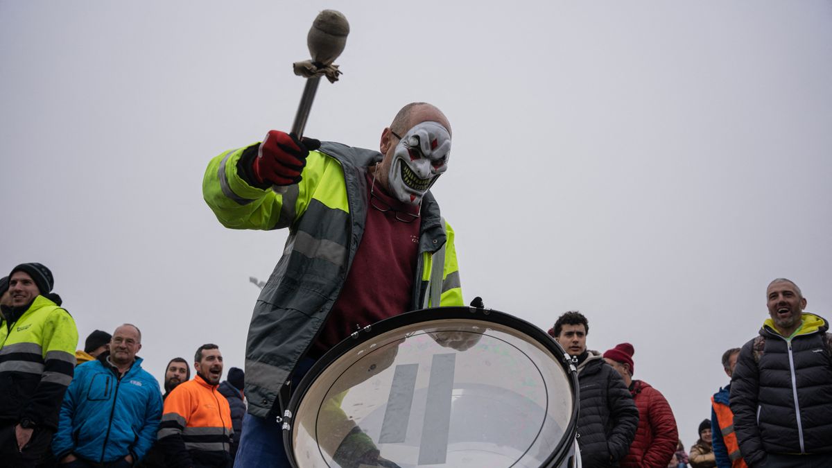 A dühös gazdák forradalmát a rendőrség sem tudja letörni