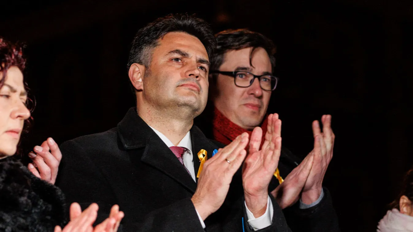 Szatyrokra és hűtőmágnesre szórta a pénzt a dollárbaloldal