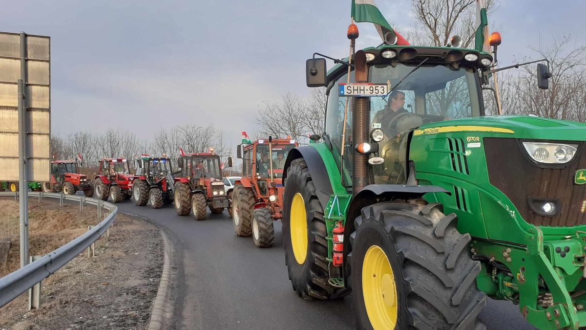 Traktorokkal a határon: itt nézheted élőben a magyar gazdák tüntetését