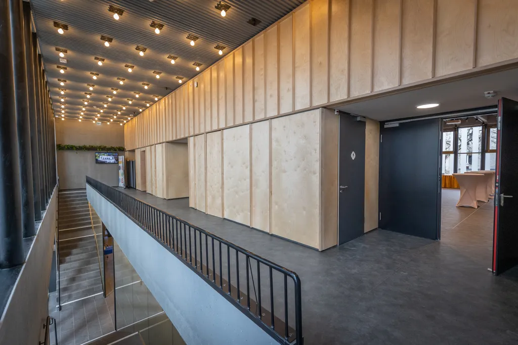 A Magyar Kormány vissza nem térítendő támogatásának köszönhetően közel 3,5 milliárd forintból újult meg az MVGYOSZ Hermina úti székháza. A beruházás során a Lechner Ödön által tervezett, műemléki védettséget élvező Sipeki-villa teljes körű, az épület jelenlegi funkciójához illeszkedő korhű felújítása valósult meg, valamint a villaépület mellett egy új, önálló, többfunkciós szolgáltatóház is felépült. Fotó:Bánkúti Sándor