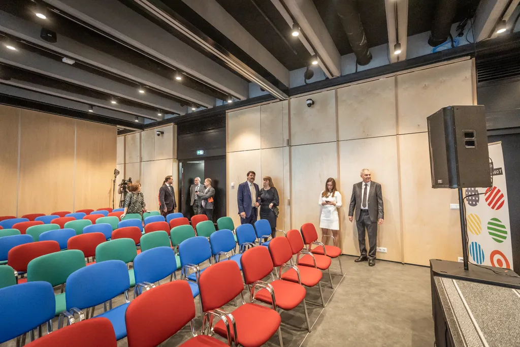 A Magyar Kormány vissza nem térítendő támogatásának köszönhetően közel 3,5 milliárd forintból újult meg az MVGYOSZ Hermina úti székháza. A beruházás során a Lechner Ödön által tervezett, műemléki védettséget élvező Sipeki-villa teljes körű, az épület jelenlegi funkciójához illeszkedő korhű felújítása valósult meg, valamint a villaépület mellett egy új, önálló, többfunkciós szolgáltatóház is felépült. Fotó:Bánkúti Sándor