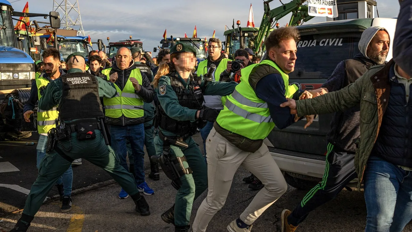 Rendőrökkel ütköztek meg a dühös gazdák
