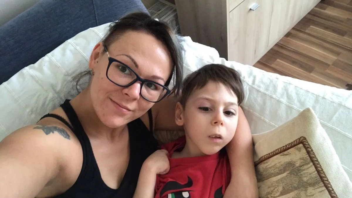 A születésekor agyvérzést kapott Móricz Levente számára egy állítógép jelenti a jövőt. Anyja, Hegedűs Tímea mindent megtesz kisfiáért.