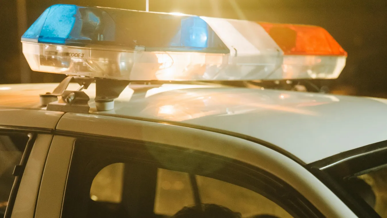 Ikerlányai sírnak utána: rendőrök karjaiban halt meg az apa