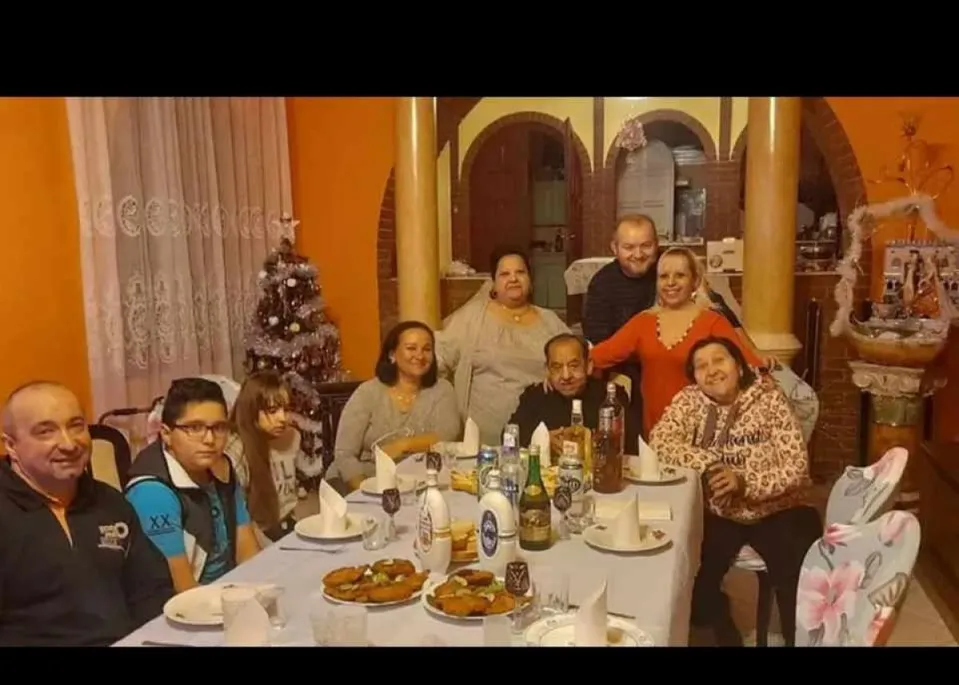 Győzőnek (asztalnál középen hátul) a mindene volt a családja /