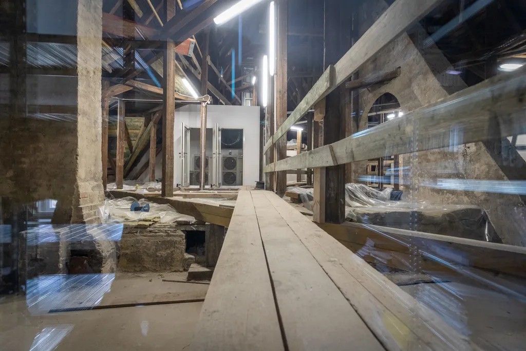 A Magyar Kormány vissza nem térítendő támogatásának köszönhetően közel 3,5 milliárd forintból újult meg az MVGYOSZ Hermina úti székháza. A beruházás során a Lechner Ödön által tervezett, műemléki védettséget élvező Sipeki-villa teljes körű, az épület jelenlegi funkciójához illeszkedő korhű felújítása valósult meg, valamint a villaépület mellett egy új, önálló, többfunkciós szolgáltatóház is felépült. Fotó:Bánkúti Sándor