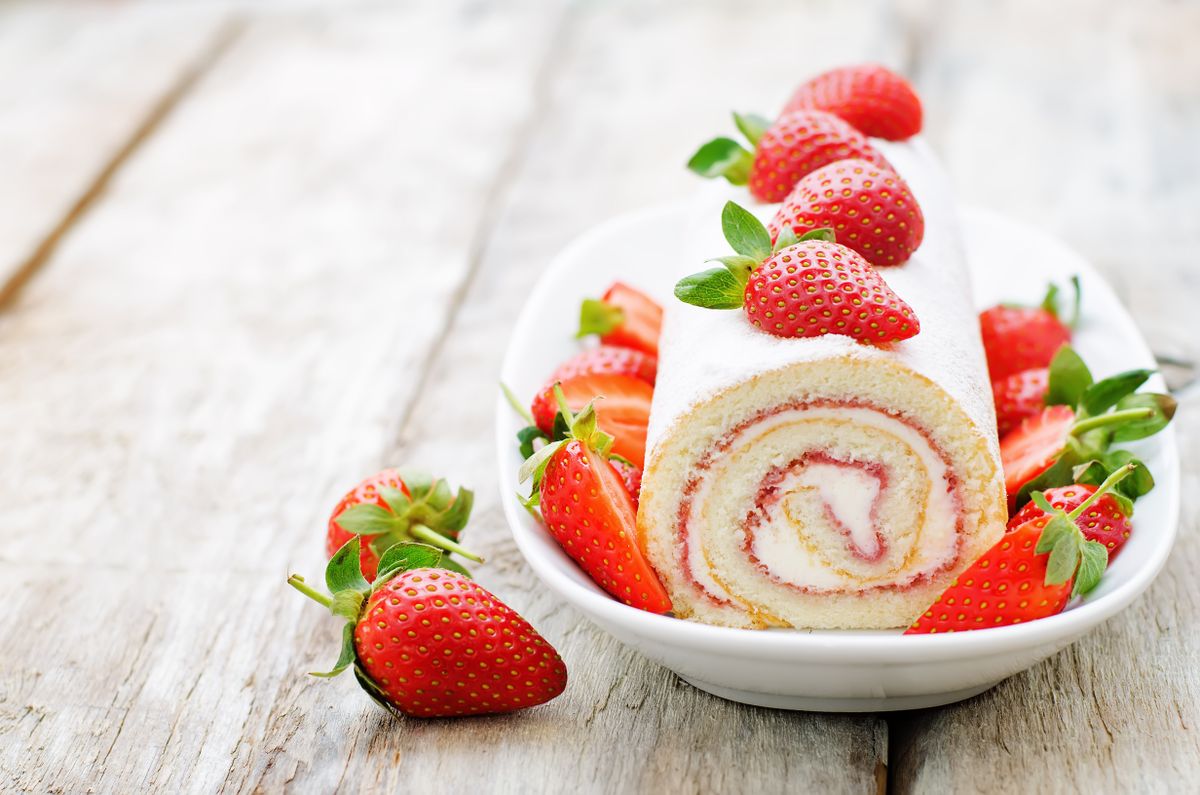 Cake,Roll,With,Strawberries,And,Cream,Cheese,On,A,White