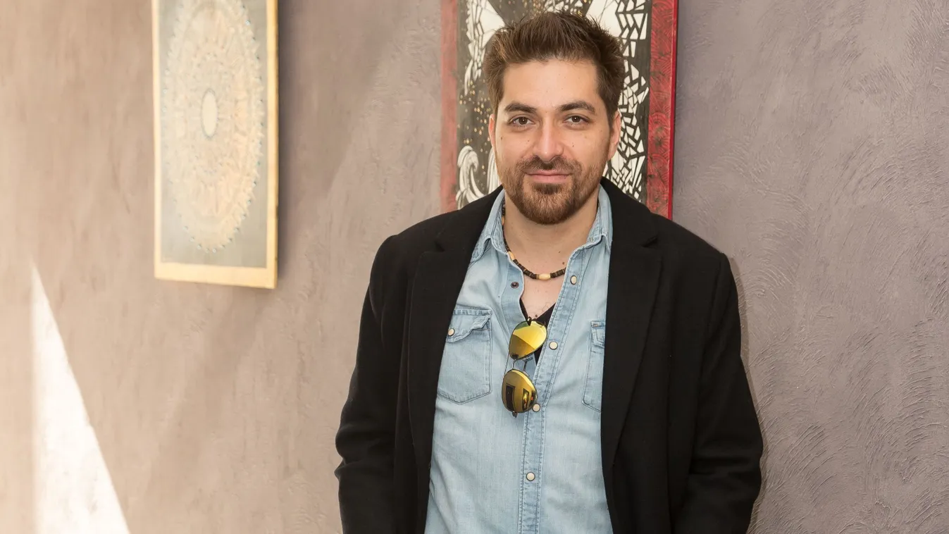 Váratlan dolgot művel a TV2 stúdiójában a magyar énekes