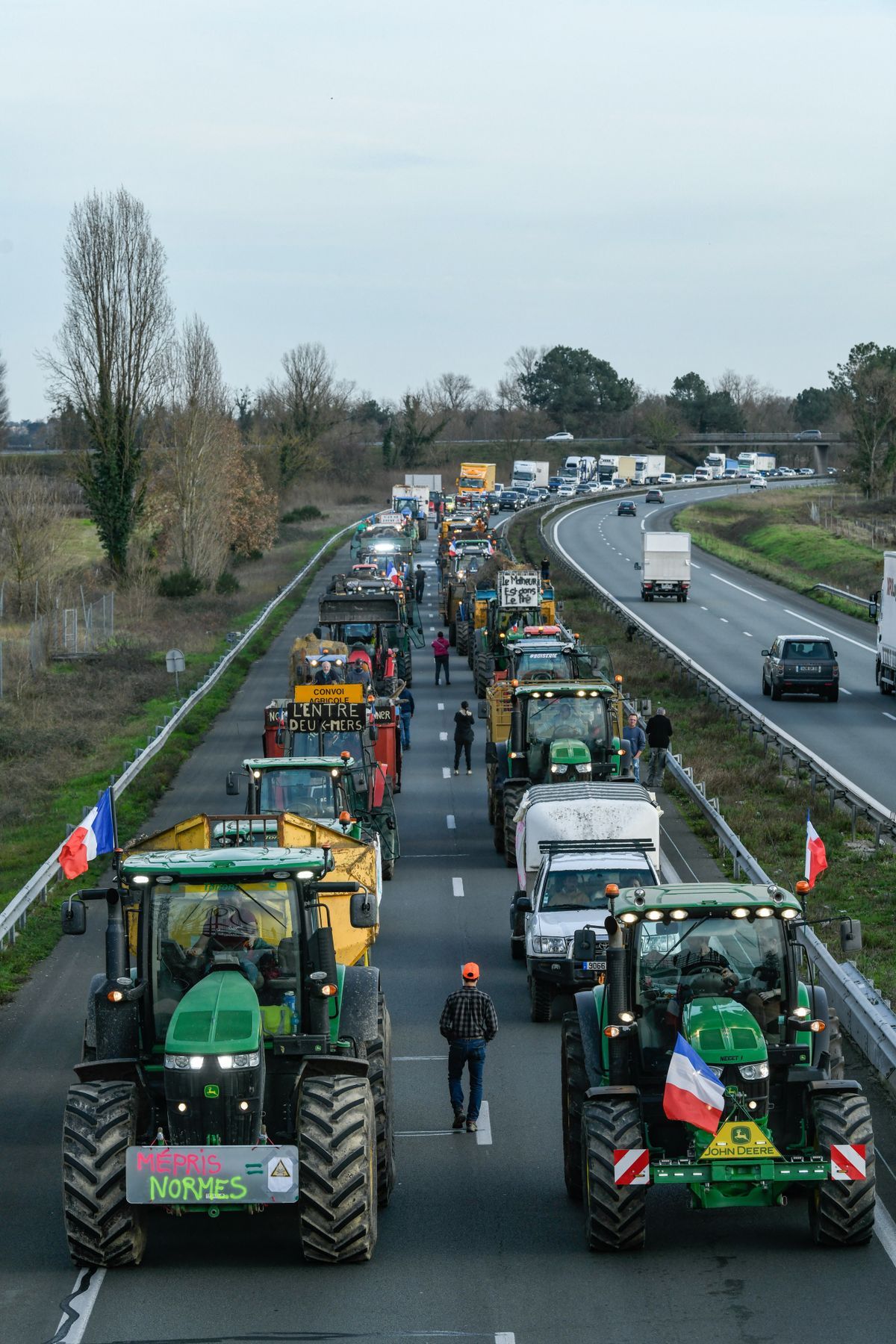 FRANCE, BORDEAUX, 29 JANUARY 2024, FARMERS' DEMONSTRATION, BLOCKADE OF THE LANGON TOLL PLAZA AND SNAIL MAIL OPERATION ON THE A62 MOTORWAY