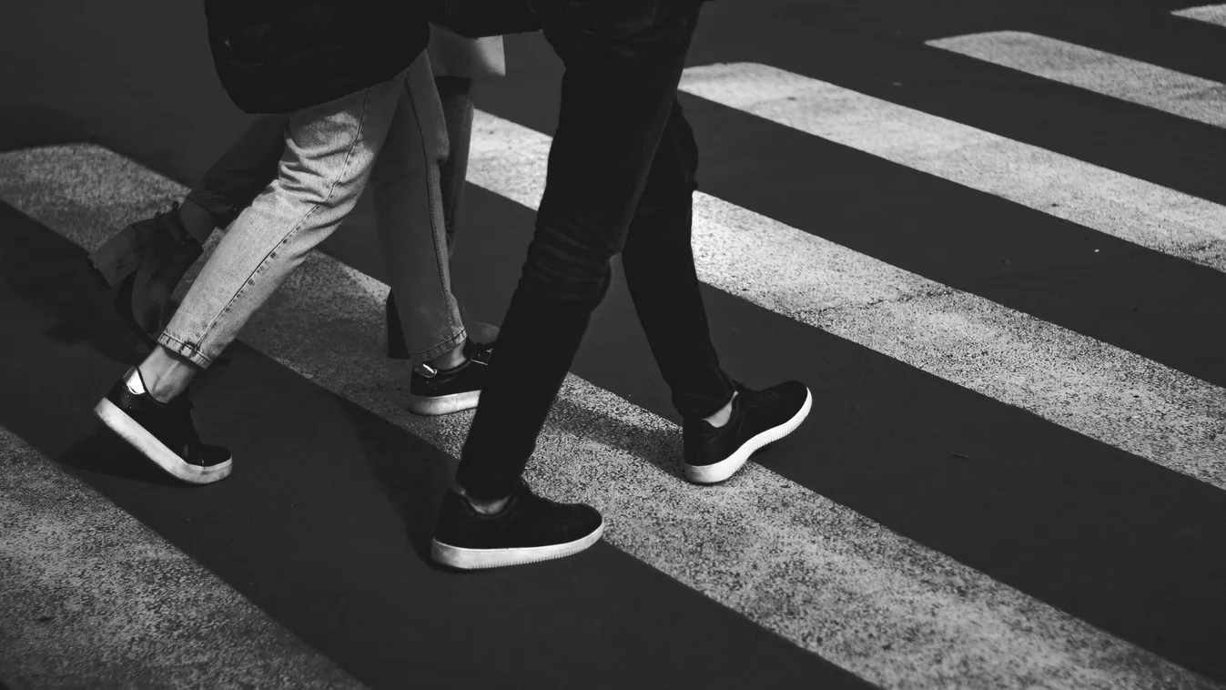 Mobiljára figyelt a sofőr, apát és gyerekét gázolta halálra