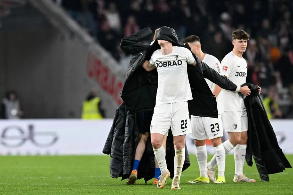 Sallai Roland (elöl) és a Freiburg egy focista színtévesztése miatt játszott piros helyett fehér szerelésben