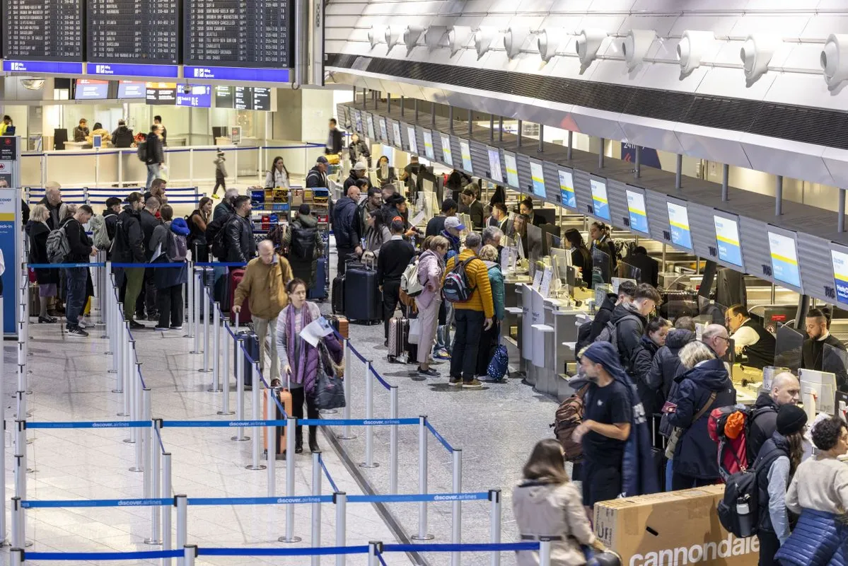 utazás, repülőtér, reptér, first minute, sorbanállás, sor, nyaralás