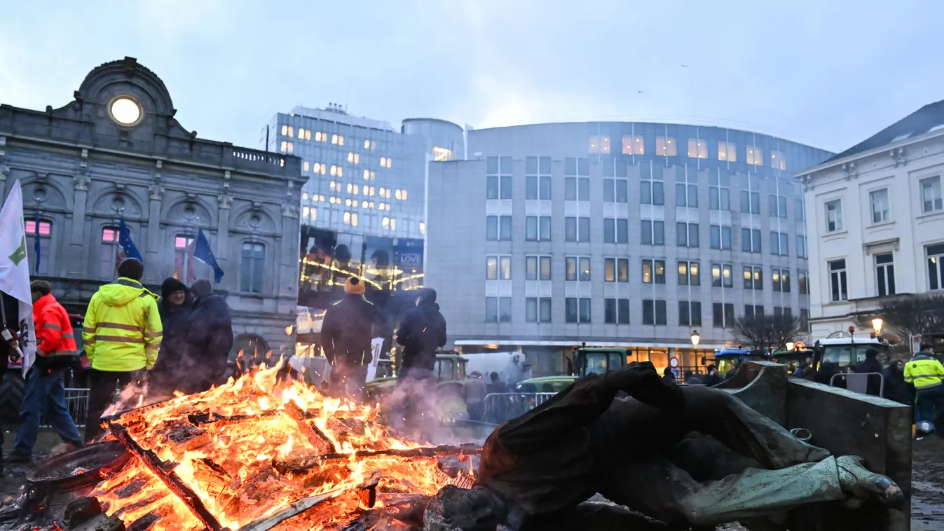 Brüsszeli rohamrendőrök az EU központjánál - videó