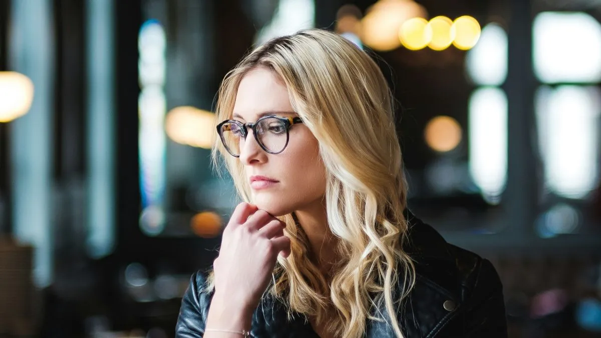 gondolkodó, nő, dilemma