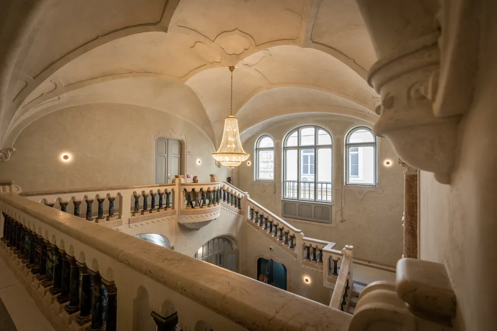 A Magyar Kormány vissza nem térítendő támogatásának köszönhetően közel 3,5 milliárd forintból újult meg az MVGYOSZ Hermina úti székháza. A beruházás során a Lechner Ödön által tervezett, műemléki védettséget élvező Sipeki-villa teljes körű, az épület jelenlegi funkciójához illeszkedő korhű felújítása valósult meg, valamint a villaépület mellett egy új, önálló, többfunkciós szolgáltatóház is felépült. Fotó:Bánkúti Sándor