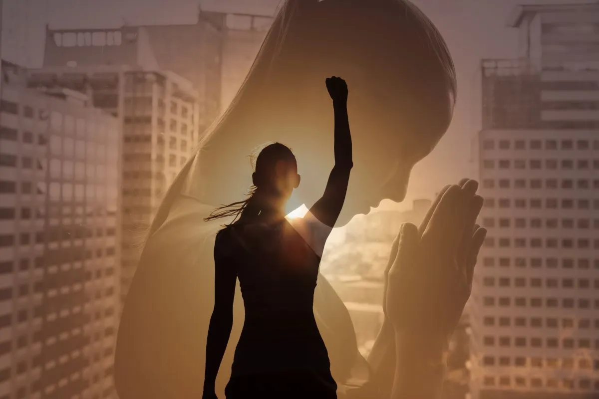 Ripost/online/horoszkóp/ siker
Woman,In,The,City,Praying,To,Go,Asking,For,Help