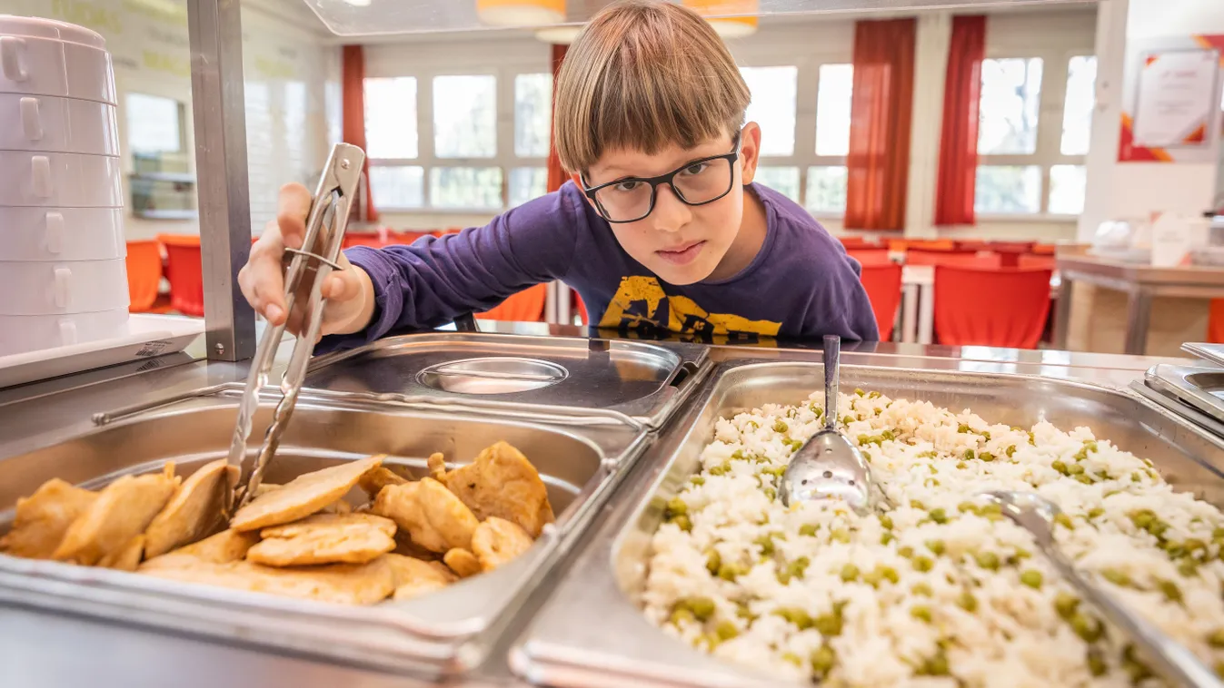 Imádják a gyerekek az új svédasztalos menzát
