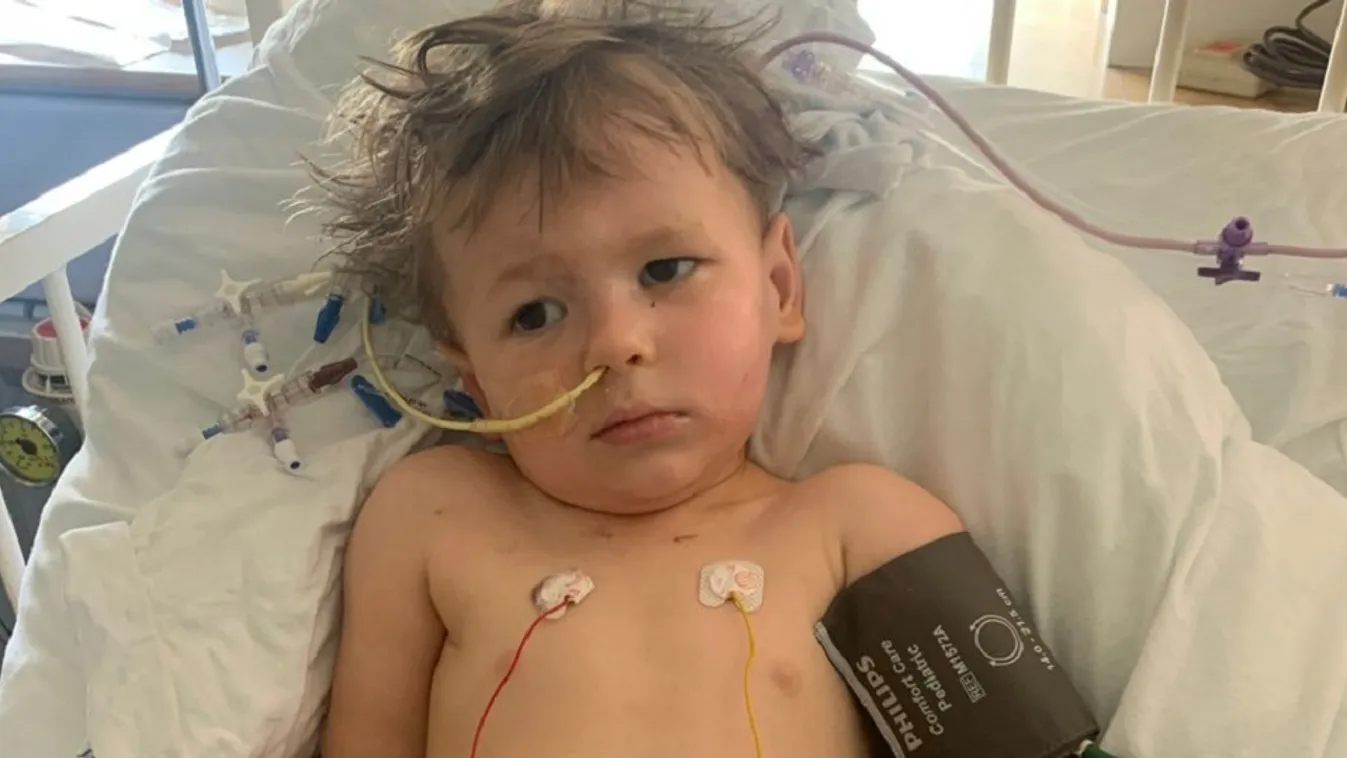 Egy 2 éves fiú az édesanyja karjaiban halt meg