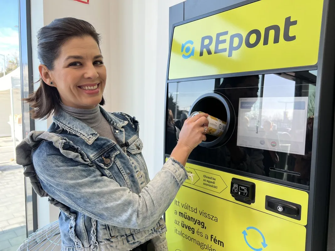 Budakeszi LIDL
Ördög Nóra és Till Attila bemutatja a REPONT visszaváltó automaták működését
