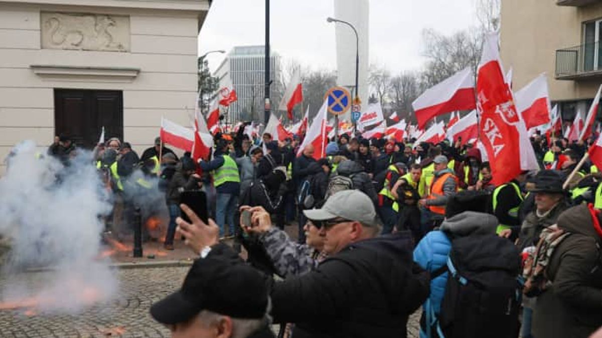 Rohamrendőrökre támadtak a gazdák Varsóban
