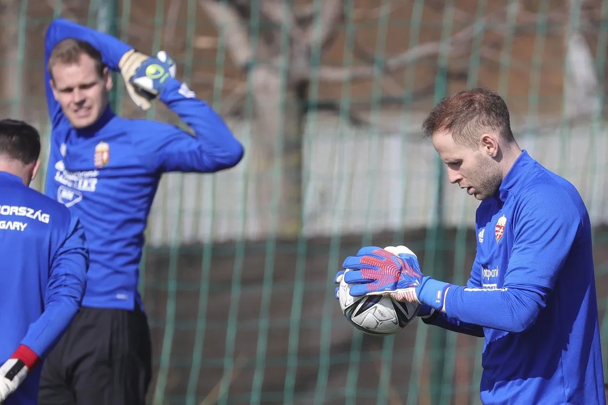 Dibusz Dénes (a háttérben) remekül pótolta, de most aggódva figyelheti a felépült Gulácsi Pétert (jobbra)