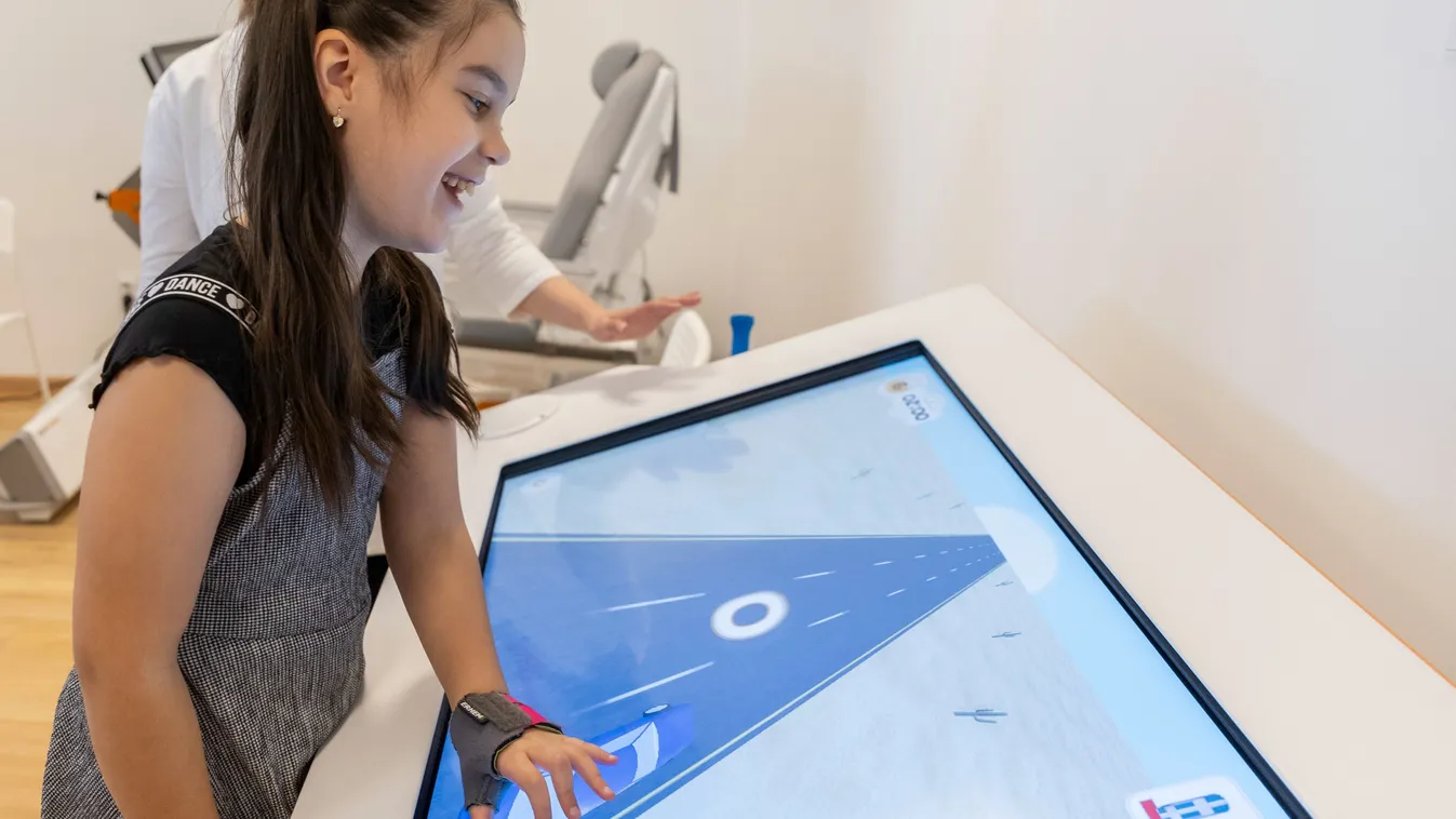 Észre se veszik, úgy gyógyulnak a gyerekek a robotokkal