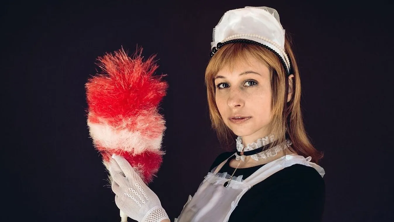 Topless takarítással keresi degeszre magát a szexi lány