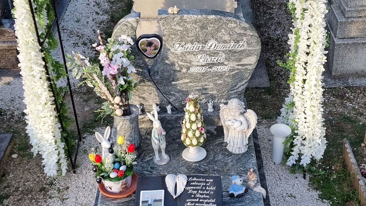 Szívszorító: Húsvéti nyuszik és tojások díszítik a 15 évesen elhunyt Dominik sírját