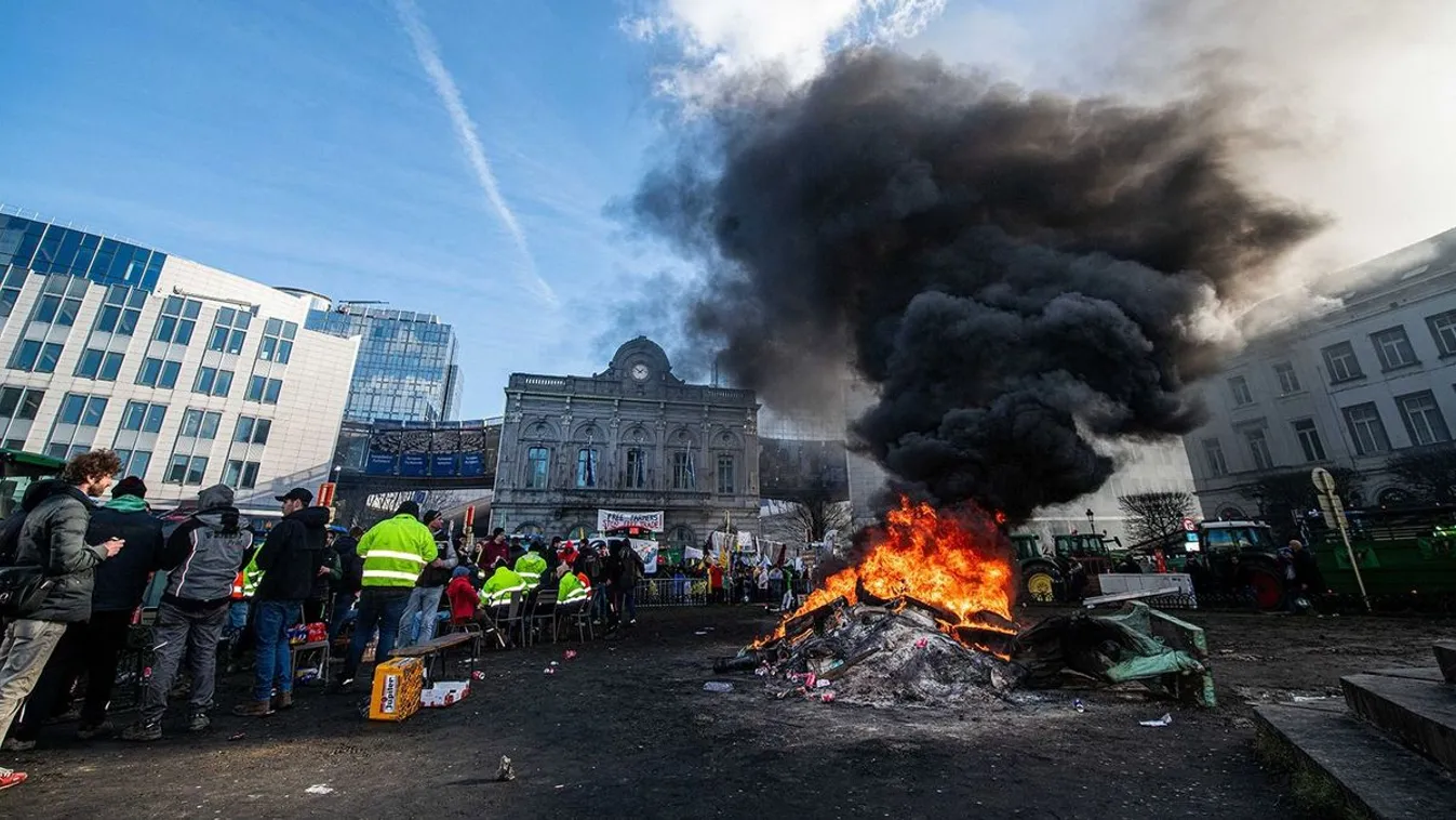 Fáradhatatlanul tiltakoznak a gazdák Európa-szerte