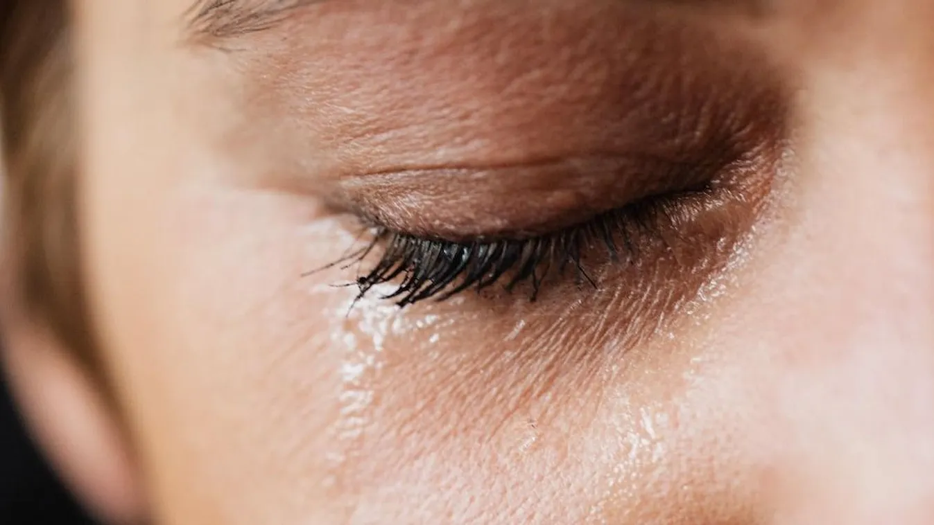 Azt hitte az özvegy, férje hamvait viseli ékszerként: sokkot kapott, amikor kiderült az igazság