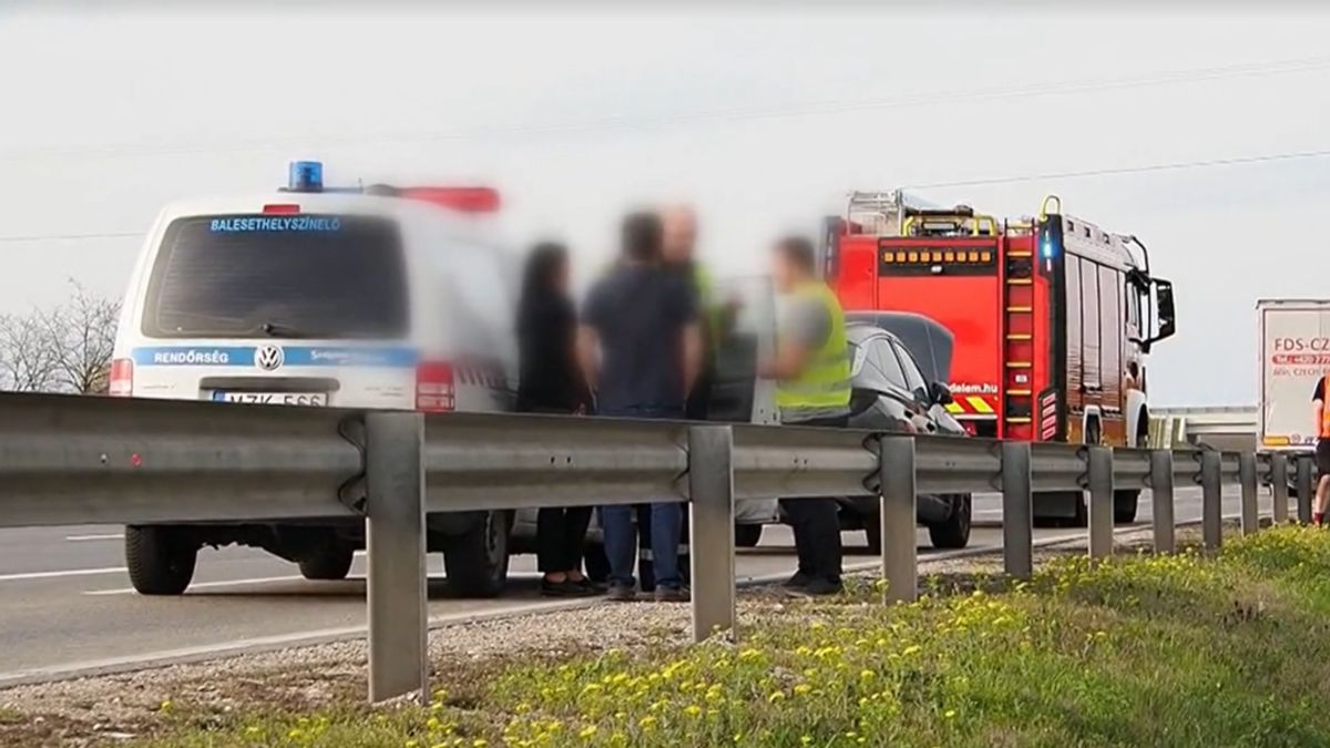 Mentőhelikoptert riasztottak: gyerekeket szállító kisbusz karambolozott - videó