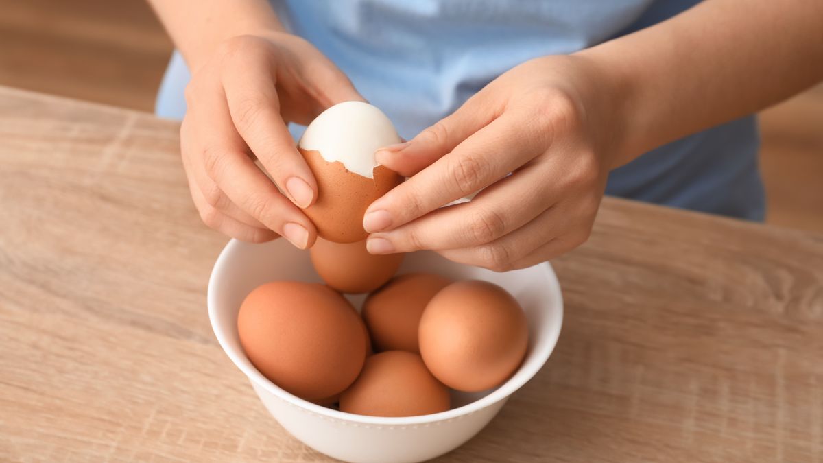 Woman,Peeling,Boiled,Egg,At,Wooden,Table,,Closeup, tojás