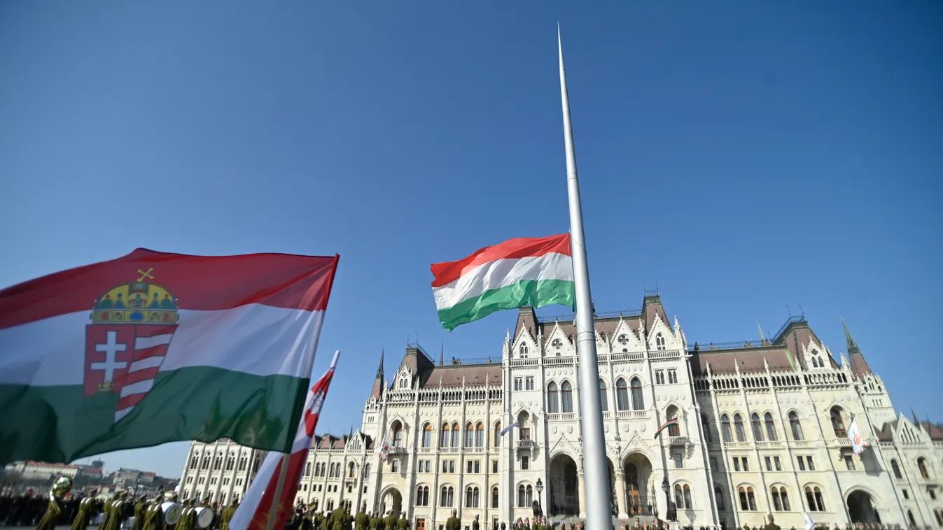 Felvonták a magyar zászlót a Kossuth téren - Videó
