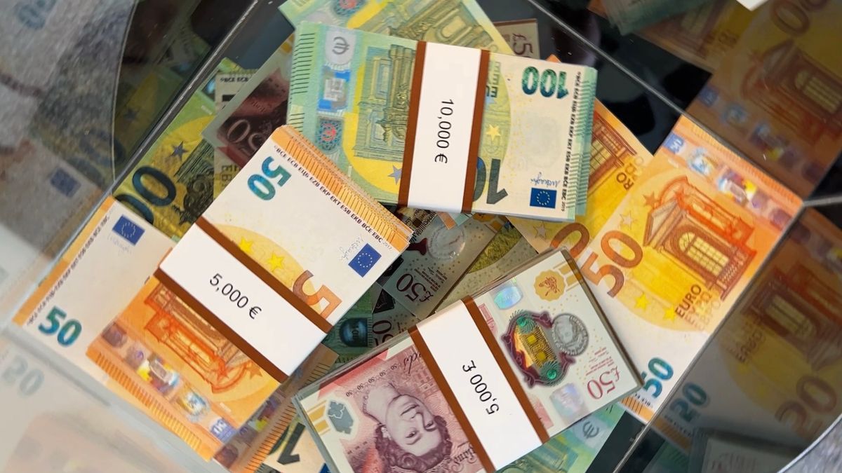 Gyanúsított lett Karácsony eurókötegeket szállító embere