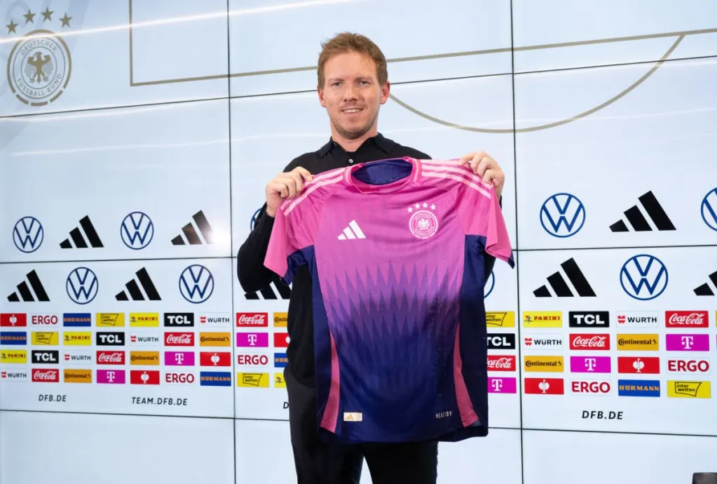 Julian Nagelsmann szövetségi kapitány a németek váltómezével, ami sok szurkolónál kiverte a biztosítékot