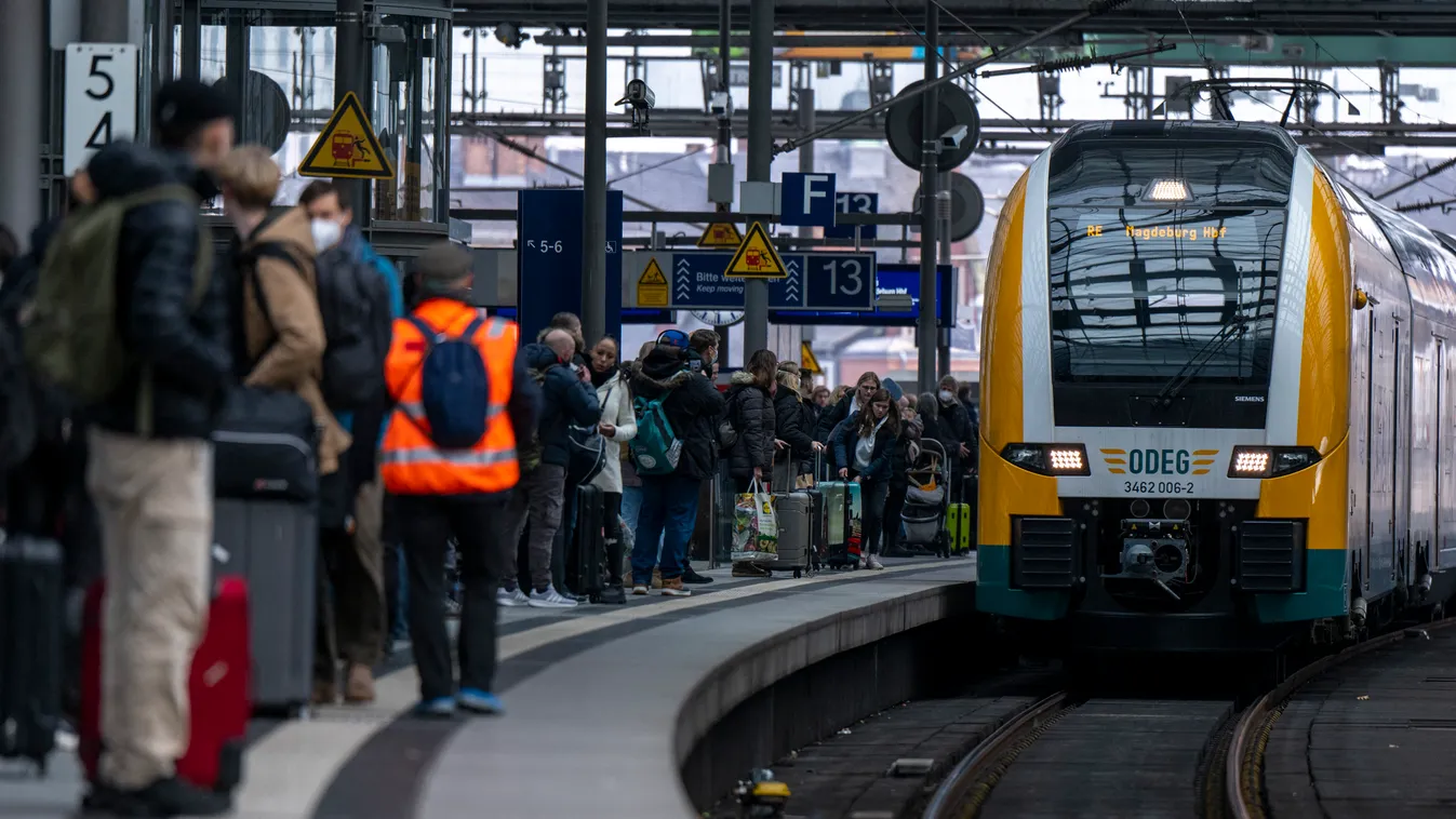 Egy nő megvert két kalauzt, majd megharapott egy rendőrt