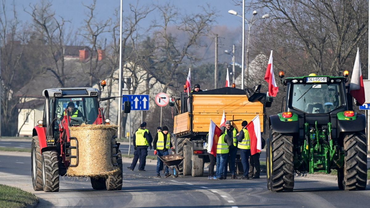 Leállt Lengyelország, 560 helyen zárták le az utakat a dühös gazdák