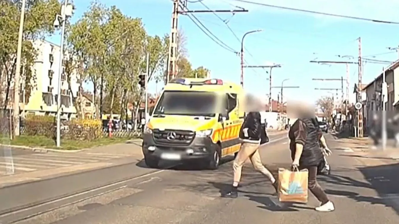 Zenét hallgatott, kis híján halálra gázolta egy mentő