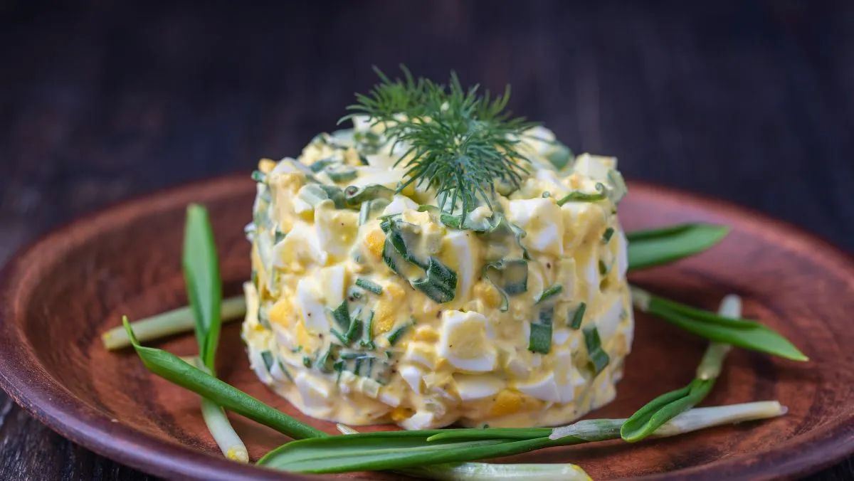 Healthy,Salad,Of,Green,Wild,Leek,,Poached,Egg,And,Sour