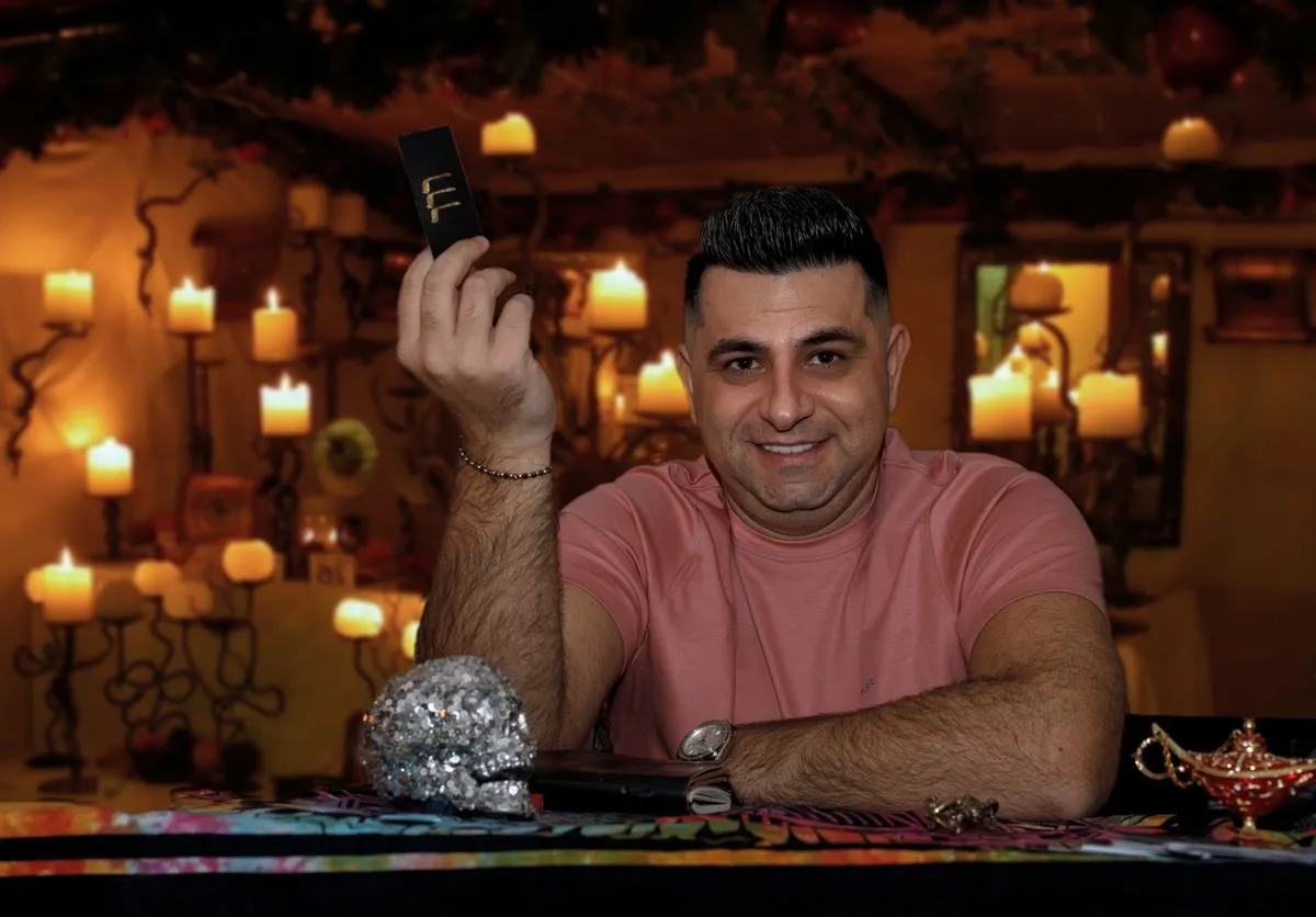 A mágus épp dolgozott, amikor megjelent neki egy szellem / 