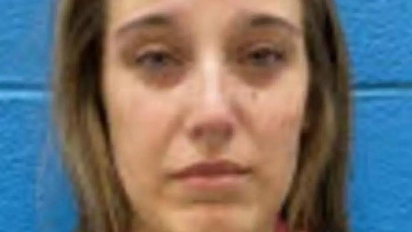 Diákjával huncutkodott a fiatal tanárnő