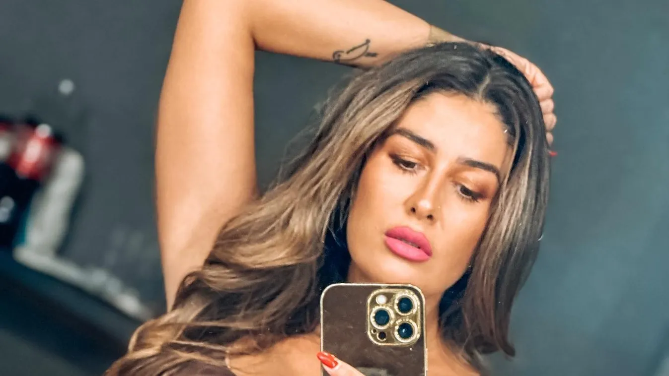 Singh Viki alig várja, hogy megmutassa hasát