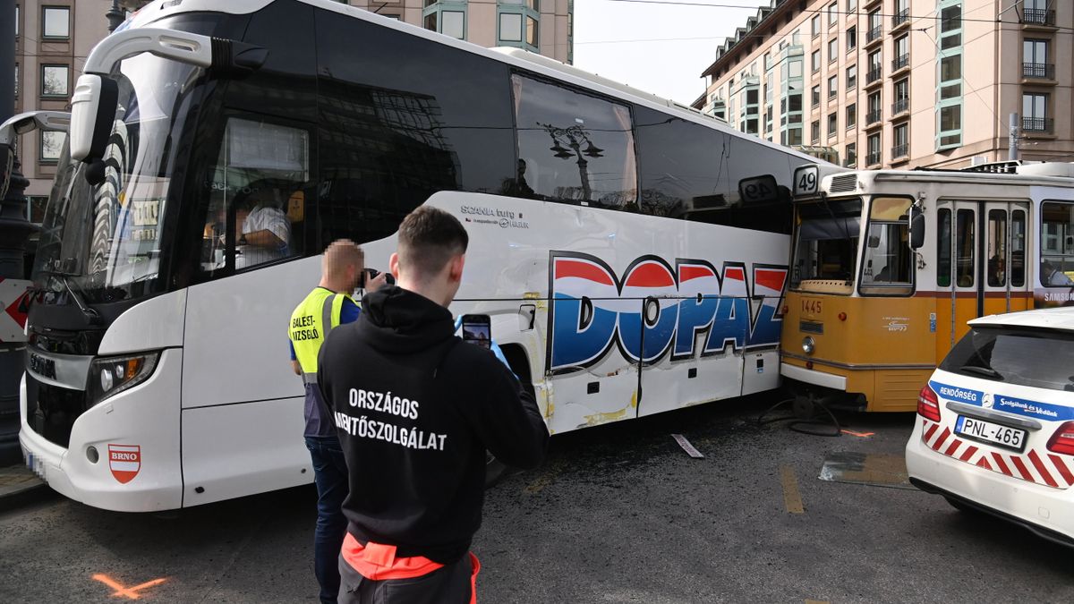 Baleset a belvárosban: villamossal ütközött a turistabusz
