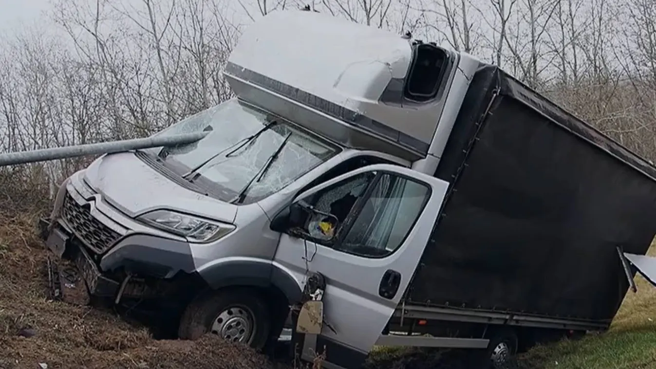 Reklámtábla nyársalta fel a teherautót Csengelénél