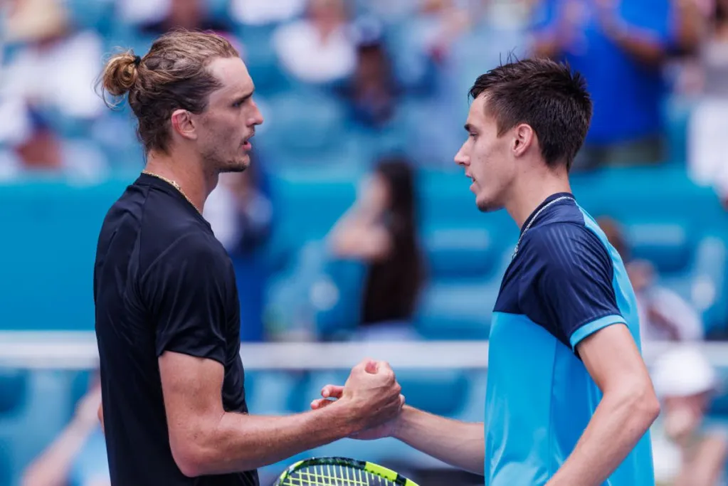 Zverev (balra) nagyon elismerően gratulált Marozsánnak a meccsük után