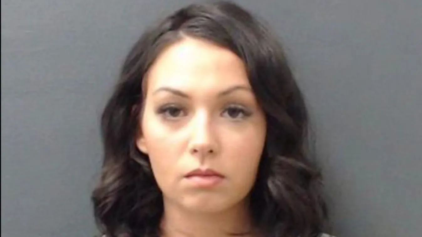 Tanítási idő alatt esett egymásnak a tanárnő és diákja