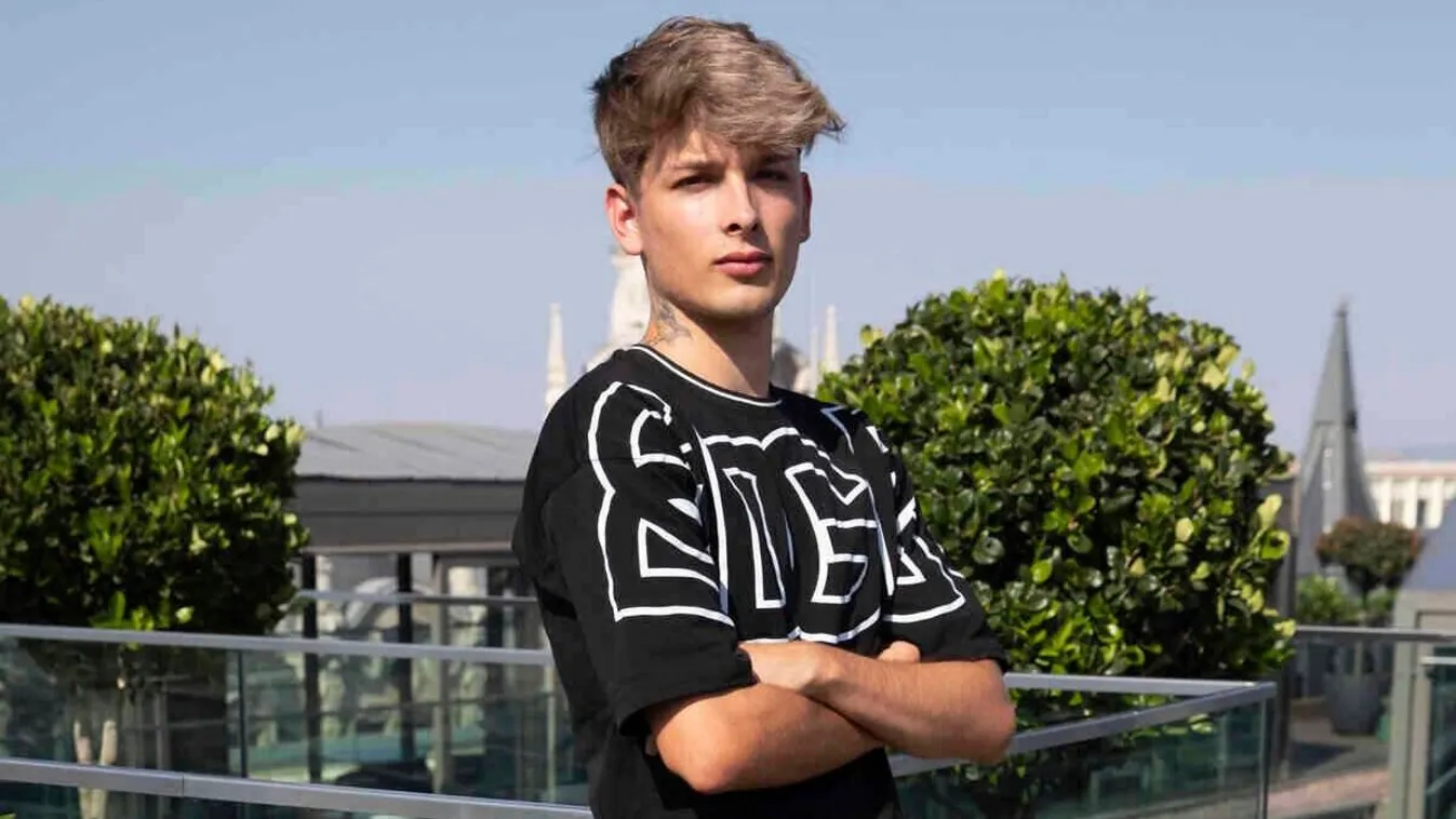 A milliárdos csemete alatt kigyulladt egy 100 milliós autó