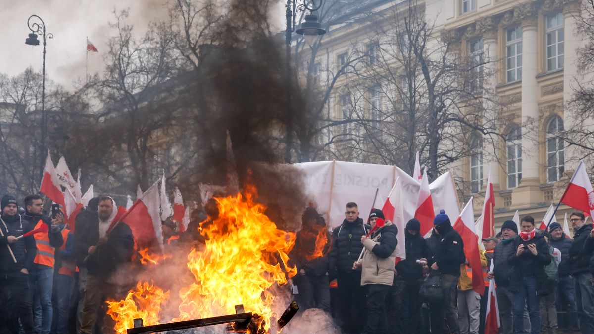 „Nem vagyunk Brüsszel rabszolgái!” - Farmerek ezrei tüntetnek Európában